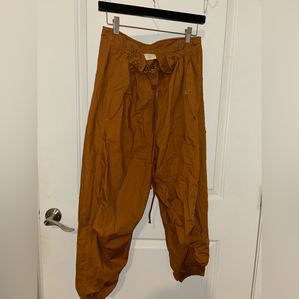 Tela Women’s Tan Cargo Pants
